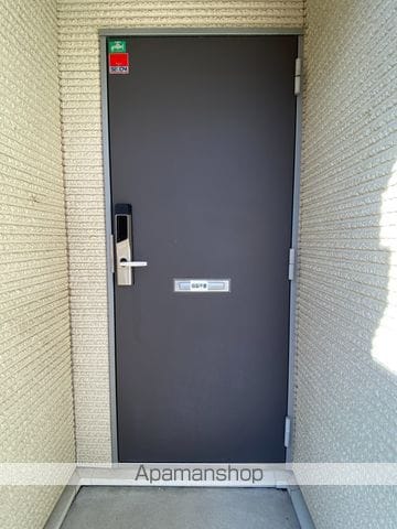 レオネクストモアーの玄関写真