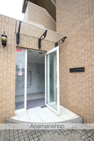 マンションニューヨーク医大東の玄関写真