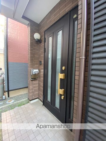 厚木市 3階建 築26年の玄関写真