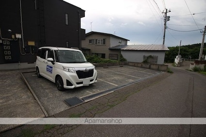 フルール[2K/40.87m2]の駐車場