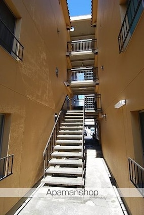 愛知県半田市岩滑中町１丁目[2K/26.4m2]のエントランス