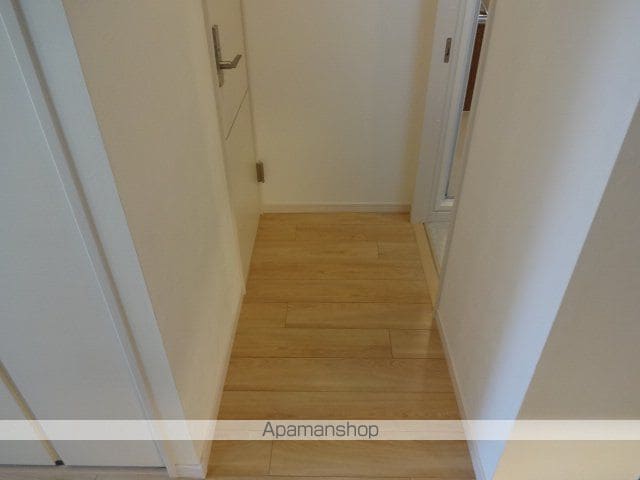 マテリアル段上の内装写真