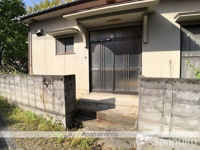松山市 2階建 築40年の玄関写真
