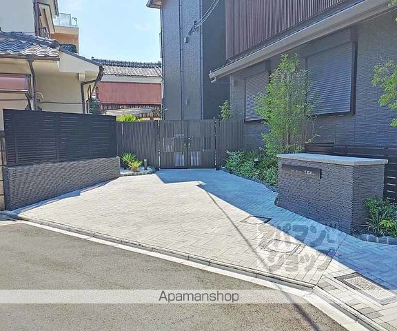 シャーメゾン伏見桃山の玄関写真