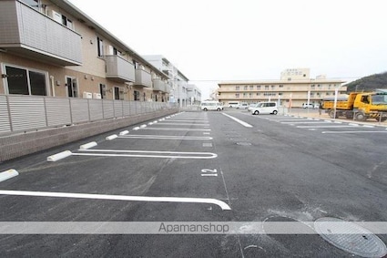 クレセール三谷[1LDK/48.23m2]の駐車場