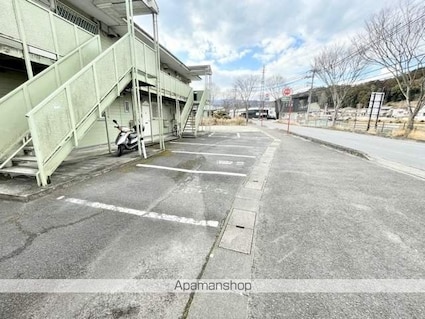 シャトル石山[1LDK/38.88m2]の駐車場1