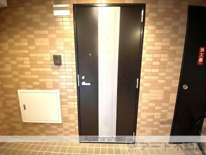 シャルマンコーポ湊町[1R/31.7m2]のエントランス3