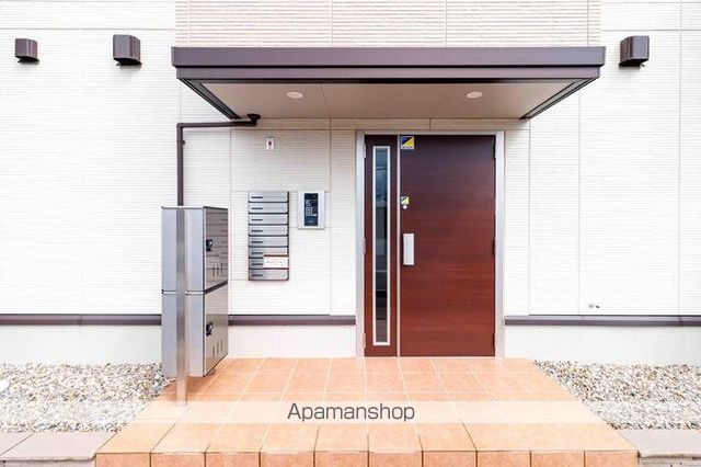 リサイア B棟の玄関写真