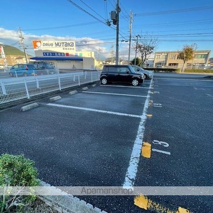 ビバリーマンションⅤ[事務所/66m2]の駐車場2