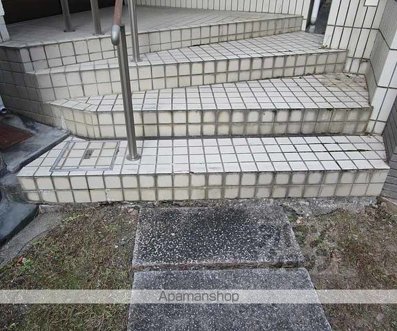 京都市烏丸線 北大路駅 徒歩22分 2階建 築38年の玄関写真