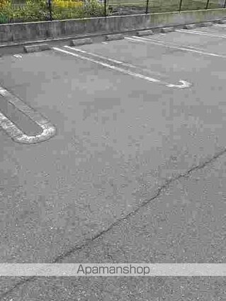 リバーサイド三条[1LDK/42.8m2]の駐車場