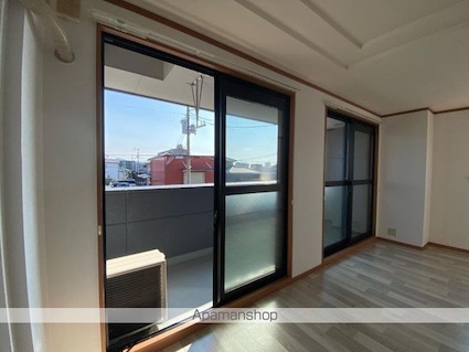 ロイヤルコーポ中川　[1LDK/51.3m2]のバルコニー