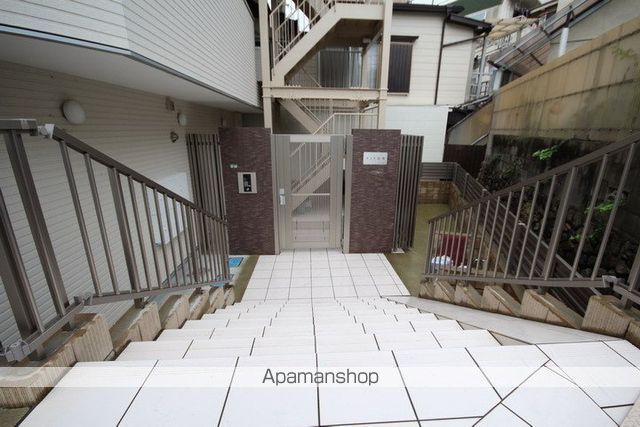 ウィン蛍池の玄関写真