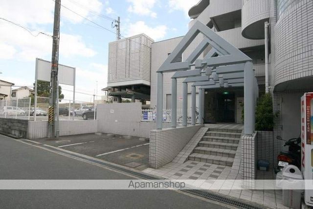 リブレ待兼山の玄関写真
