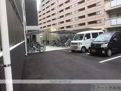 アルト萱町　西棟[1R/25.4m2]の駐車場
