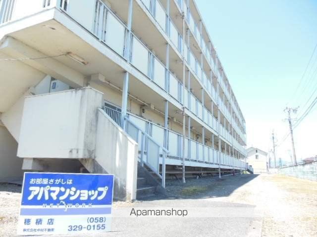 ビレッジハウス巣南1号棟の玄関写真
