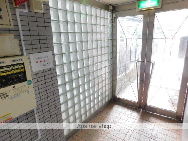 フォレストコート1番館の玄関写真