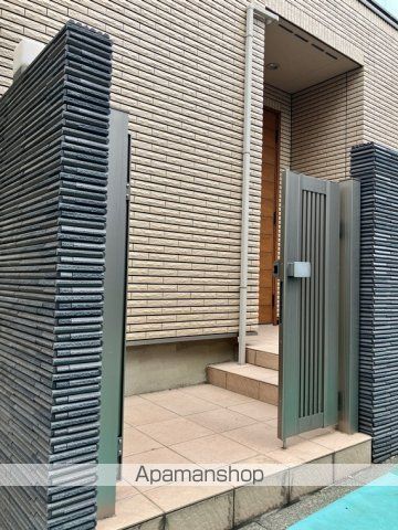 小田急電鉄小田原線 下北沢駅 徒歩10分 2階建 築13年の玄関写真