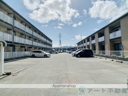 レオパレスグランドカメリアⅥ[1K/23.18m2]の駐車場2