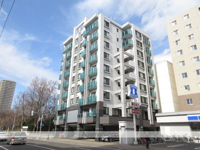 ノヴァ知事公館前の外観写真