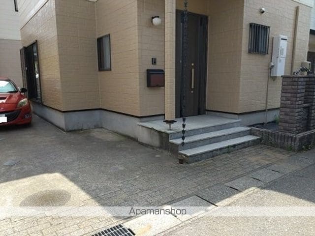 ハピラインふくい 福井駅 バス乗車時間：20分 最寄りバス停で下車 徒歩5分 2階建 築27年の外観写真