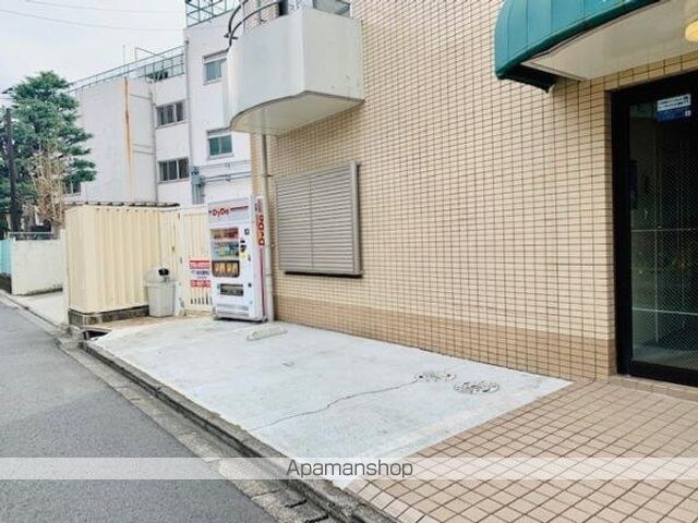 ベストワン[1R/17.01m2]の駐車場