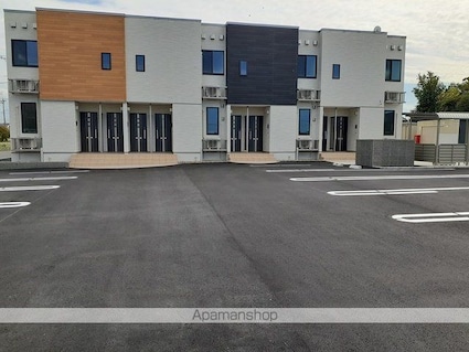 メゾン　ド　ルミエール[1LDK/51m2]の駐車場