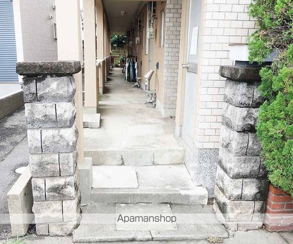 富家マンションの玄関写真