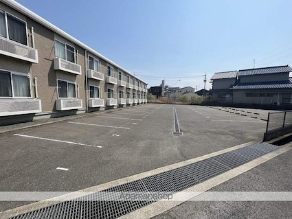 レオパレスフリージア山手[1K/23.61m2]の駐車場1