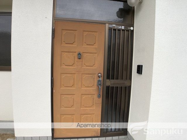 松山市 2階建 築35年の玄関写真
