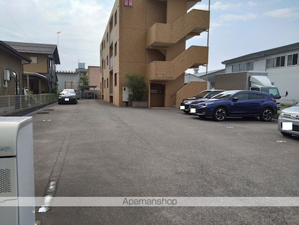 ハートフル　　オリーブの樹[1R/28.9m2]の駐車場