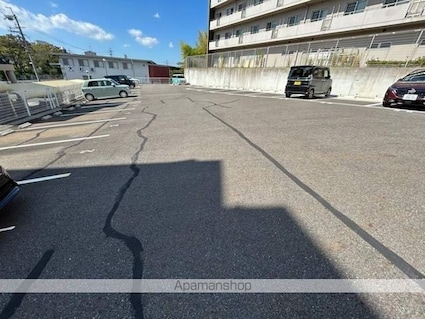 滋賀県草津市野路東６丁目[1DK/30.55m2]の駐車場2