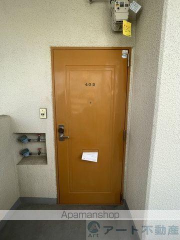 シャトレー小坂の玄関写真