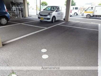 ハウス２０００ＫＵＷＡＮＡ[1K/39m2]の駐車場1