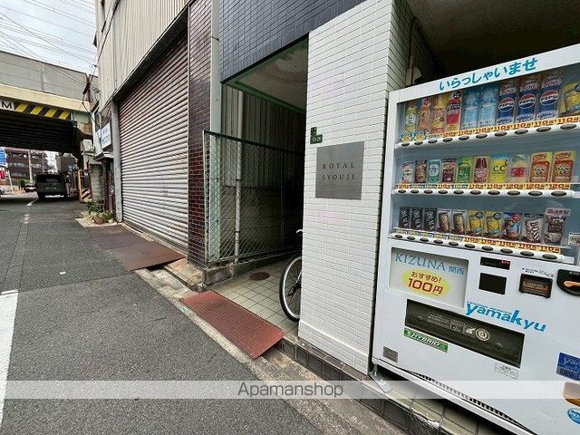 ロイヤル小路の玄関写真