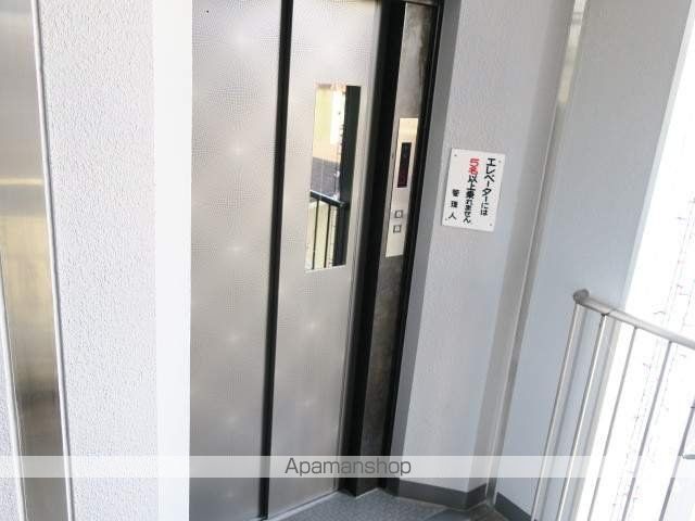 三松マンションの玄関写真