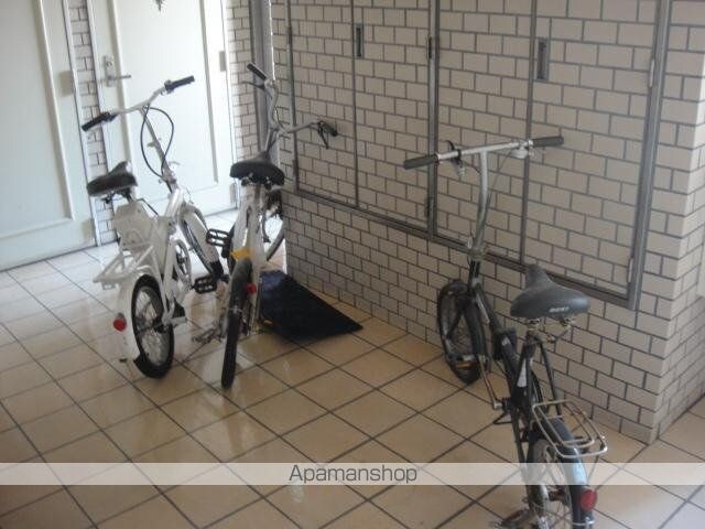 信和ビル[1DK/26m2]の駐車場