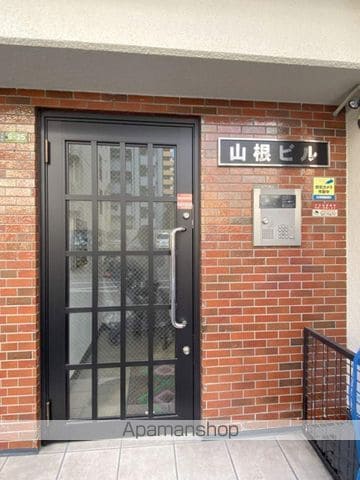 山根ビルの玄関写真