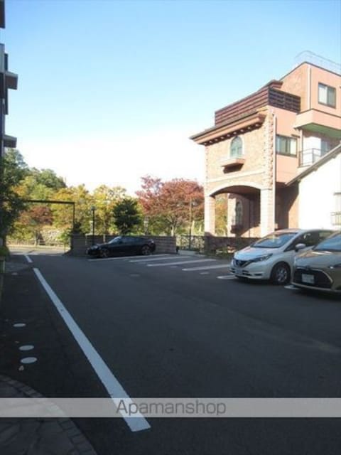和歌山県和歌山市岡山丁[2LDK/57.55m2]の駐車場2