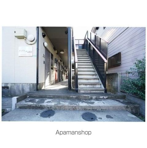 ディアス高野台の玄関写真