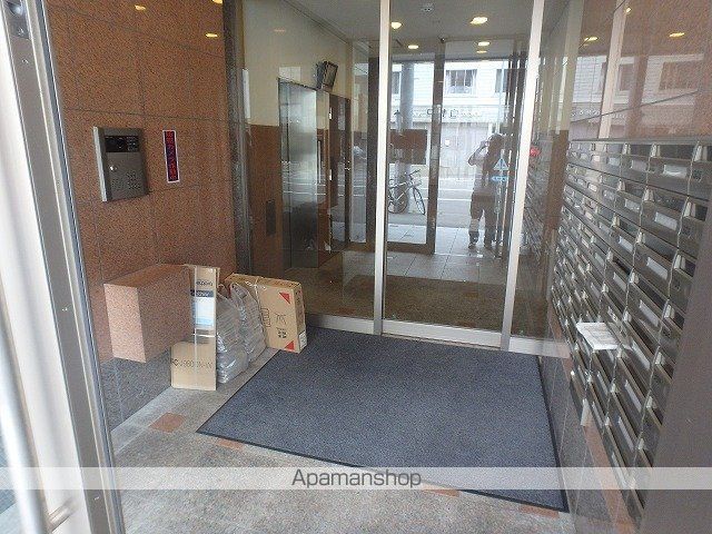 赤いマンション北大前の玄関写真