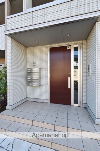 ルミエール E棟の玄関写真