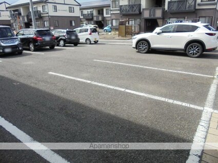 メゾン・セビヤテナント[事務所/62.7m2]の駐車場