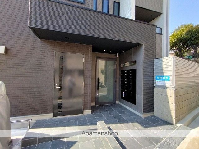 リアコート関大前EASTの玄関写真