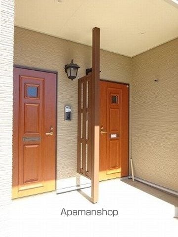SHINING COURTの玄関写真