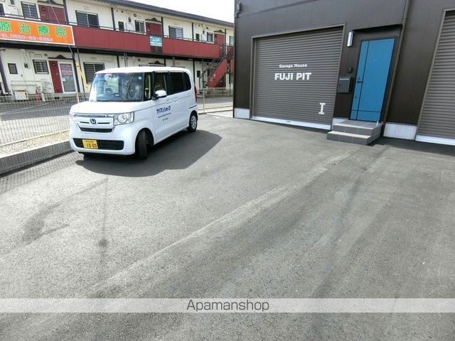 ガレージハウス FUJI PITの内装写真
