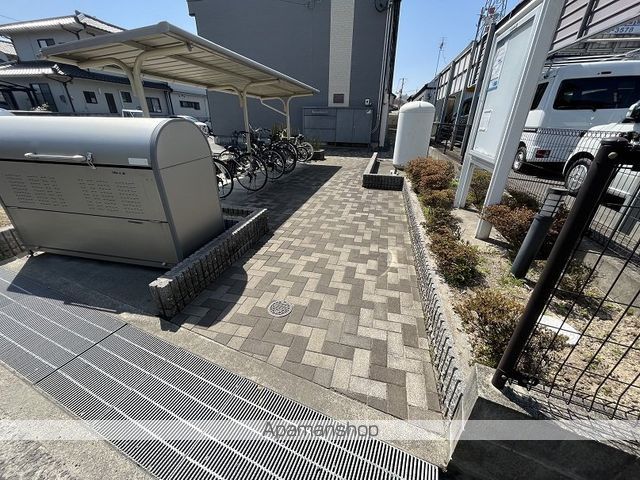 レオパレスミスフィッツの玄関写真