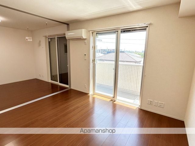 袋井市 3階建 築12年の内装写真