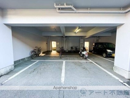 オクトワール松山中村[1R/26.68m2]の駐車場1