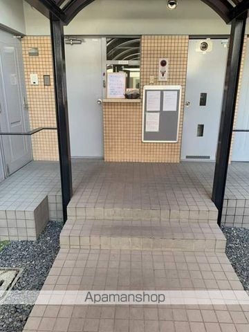 ロイヤル東園田の玄関写真